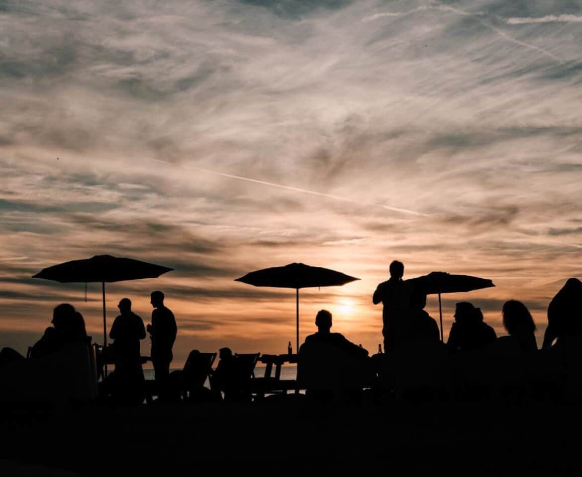 People-dining-al-fresco-silhouetted-by-the-sunset-1170x960_1 Compressed