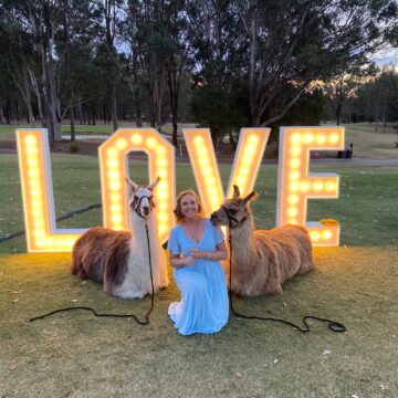 love_sign_woman