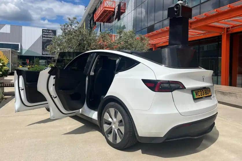 Car kitted out with technology for gathering data on the condition of buildings