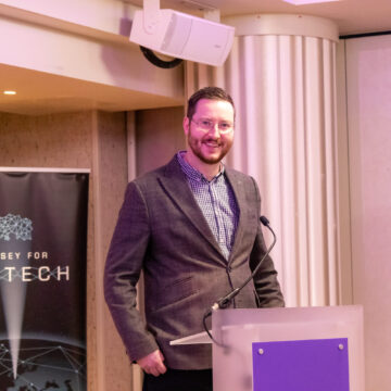 Fintech_speaker_in_suit