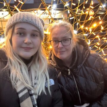 christmas_lights_people_standing